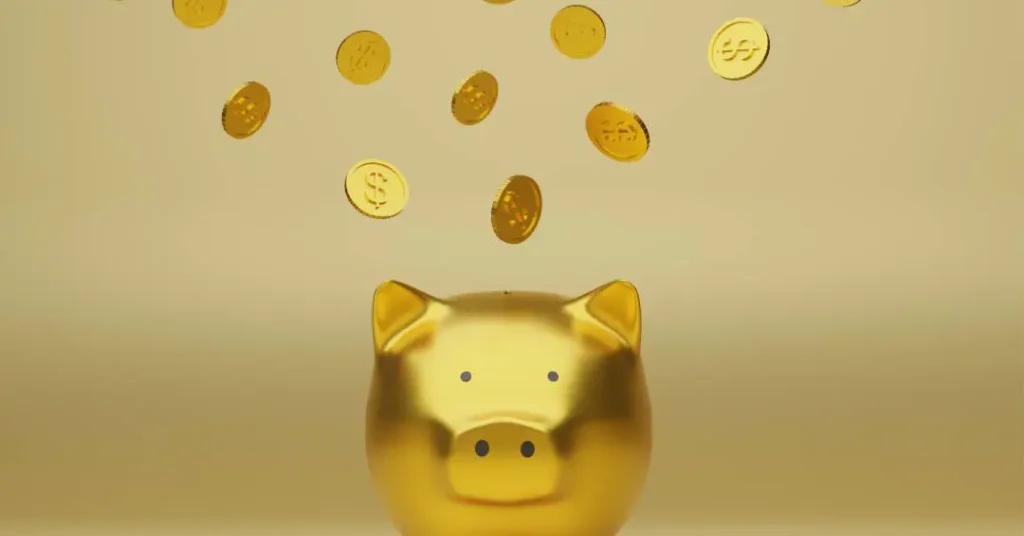 Trabalhadora sorridente segurando celular com aplicativo da Carteira de Trabalho Digital aberto, fundo com notas de reais em destaque