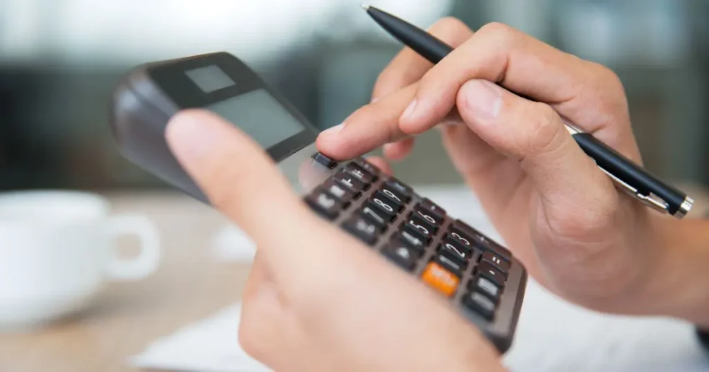 pessoa simulando financiamento Minha Casa Minha Vida na Caixa pelo celular