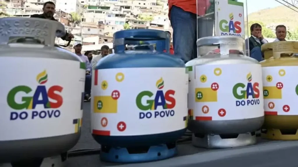 Família consultando voucher do Gás do Povo no aplicativo Caixa Tem