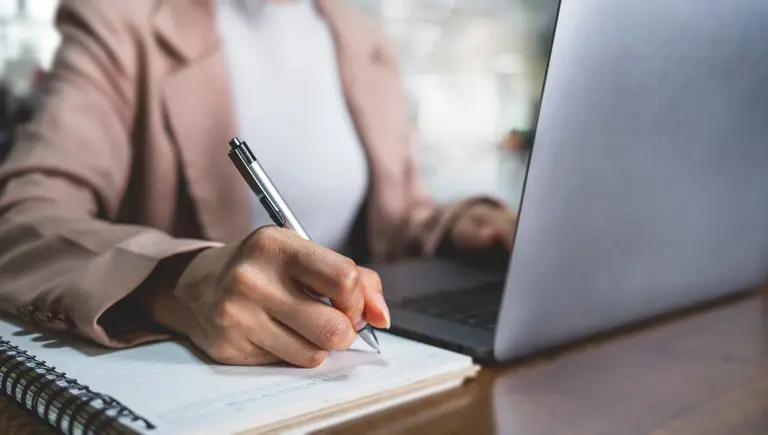 Profissional de RH consultando INSS Empresa afastamentos no computador
