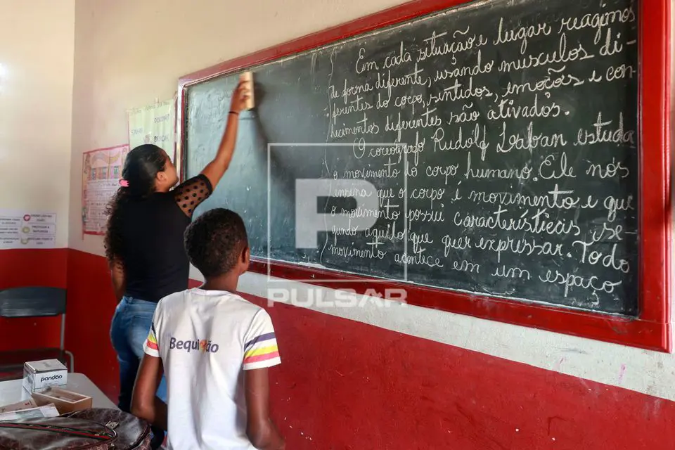 Professora em sala de aula da rede pública