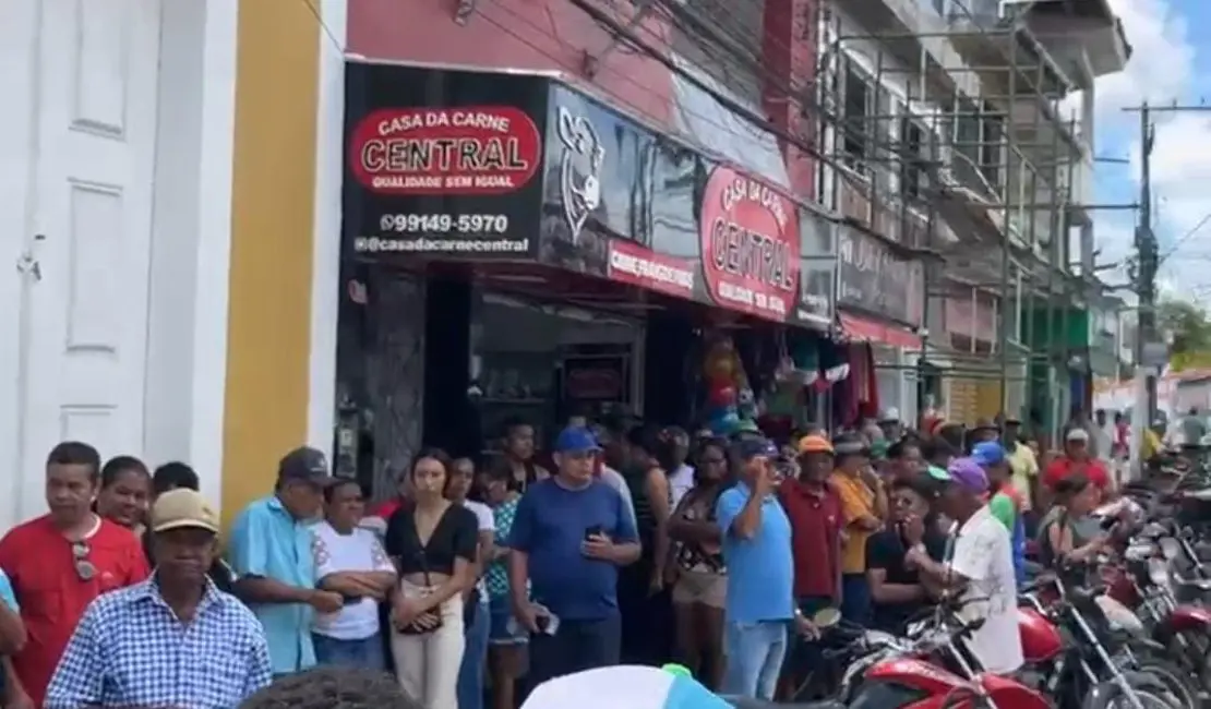 Atendimento bancário em agência para aposentados