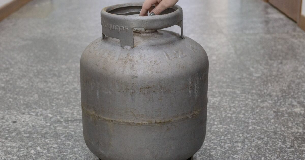 Botijão de gás de 13 kg do programa Gás do Povo, retirado gratuitamente em revenda credenciada