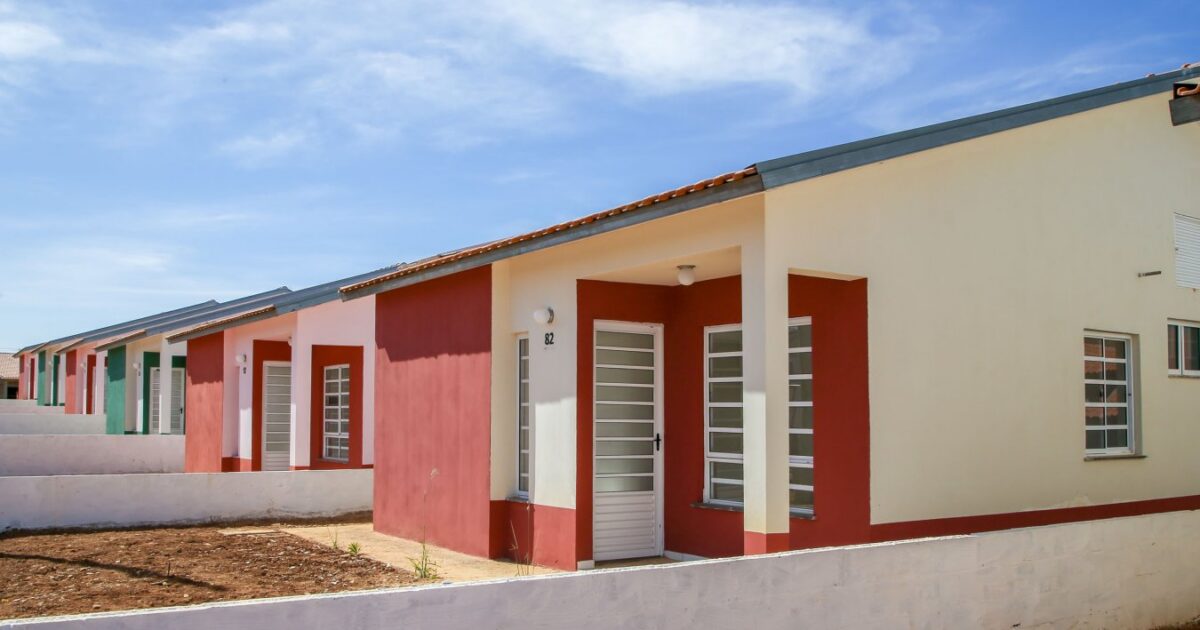 Conjunto habitacional do Minha Casa Minha Vida — programa financia a casa própria por faixa de renda