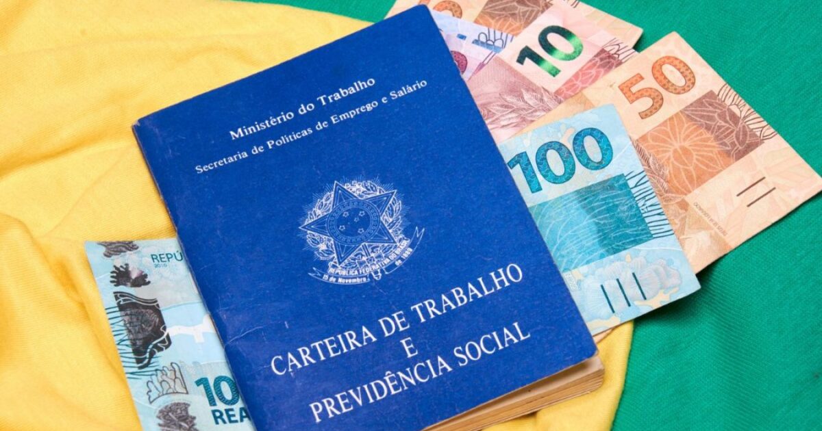 Carteira de Trabalho e cédulas de real representando o abono salarial PIS/Pasep 2026